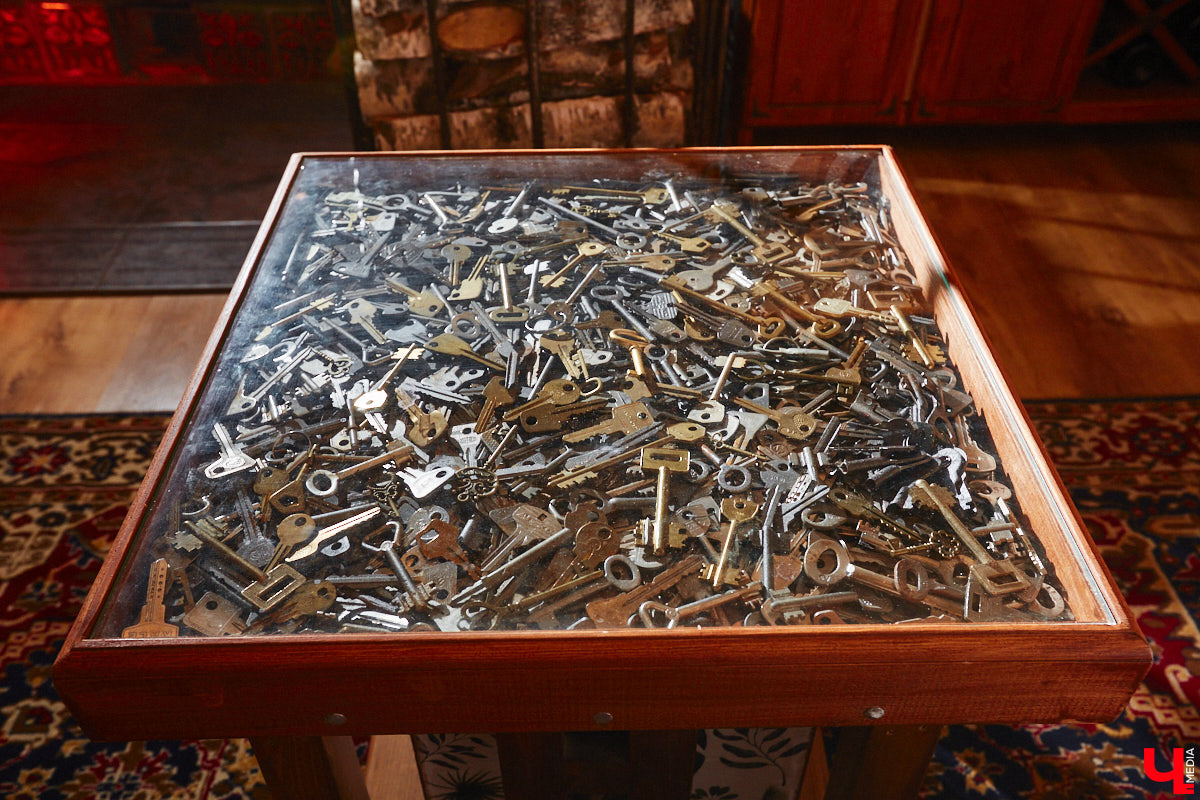 Дом Юлии и Алексея Лобовых ожил: известные галеристы вернулись из Москвы в 33-й регион насовсем. Теперь у владельцев особняка в Пиганове достаточно времени для творчества: интерьер уже начал активно обрастать новыми дизайнерскими вещами. Самые интересные работы «Ключ-Медиа» рассмотрел в компании гостеприимной хозяйки.