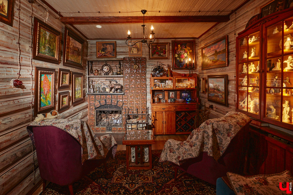 Дом Юлии и Алексея Лобовых ожил: известные галеристы вернулись из Москвы в 33-й регион насовсем. Теперь у владельцев особняка в Пиганове достаточно времени для творчества: интерьер уже начал активно обрастать новыми дизайнерскими вещами. Самые интересные работы «Ключ-Медиа» рассмотрел в компании гостеприимной хозяйки.