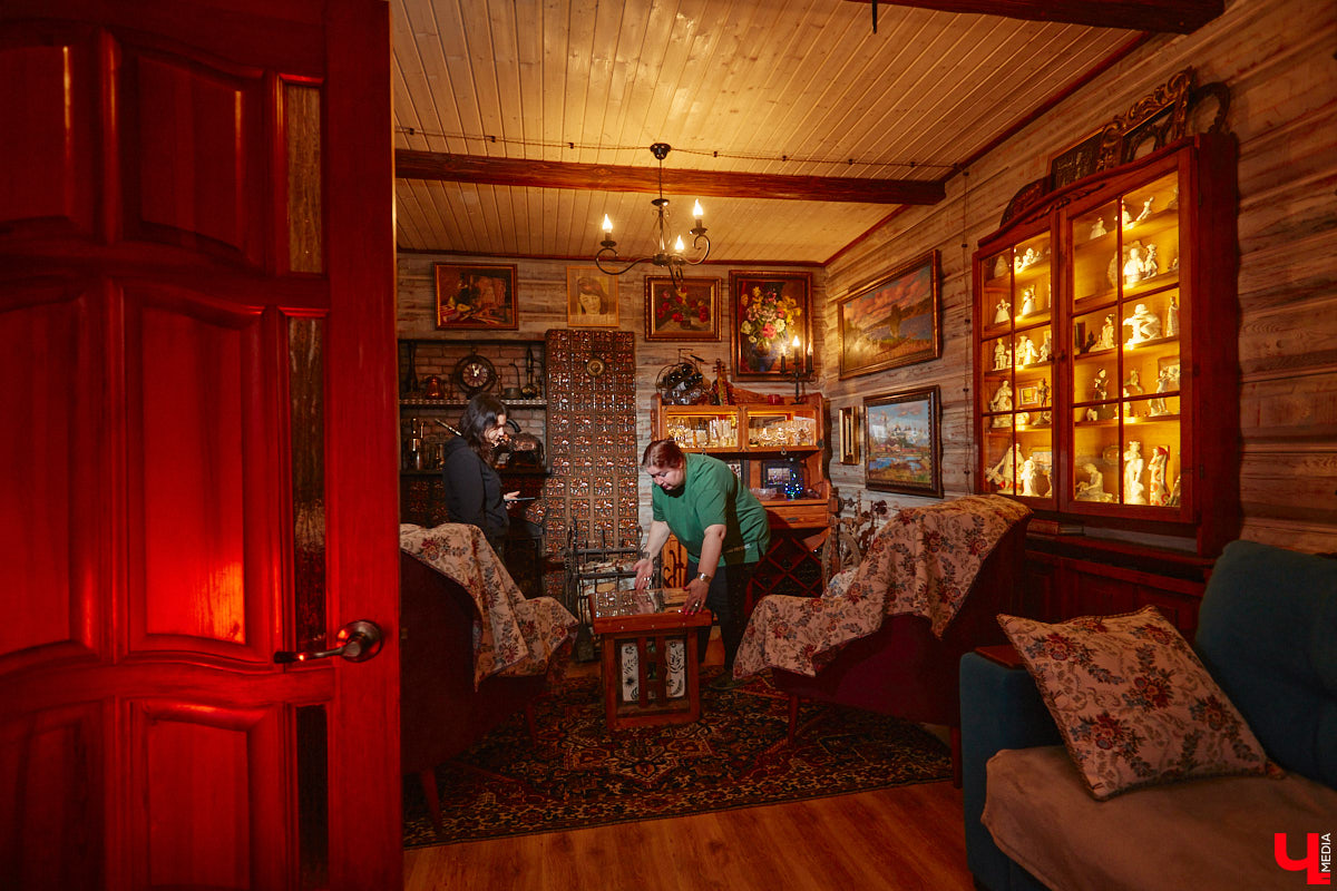 Дом Юлии и Алексея Лобовых ожил: известные галеристы вернулись из Москвы в 33-й регион насовсем. Теперь у владельцев особняка в Пиганове достаточно времени для творчества: интерьер уже начал активно обрастать новыми дизайнерскими вещами. Самые интересные работы «Ключ-Медиа» рассмотрел в компании гостеприимной хозяйки.