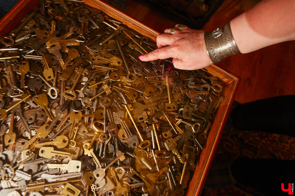 Дом Юлии и Алексея Лобовых ожил: известные галеристы вернулись из Москвы в 33-й регион насовсем. Теперь у владельцев особняка в Пиганове достаточно времени для творчества: интерьер уже начал активно обрастать новыми дизайнерскими вещами. Самые интересные работы «Ключ-Медиа» рассмотрел в компании гостеприимной хозяйки.