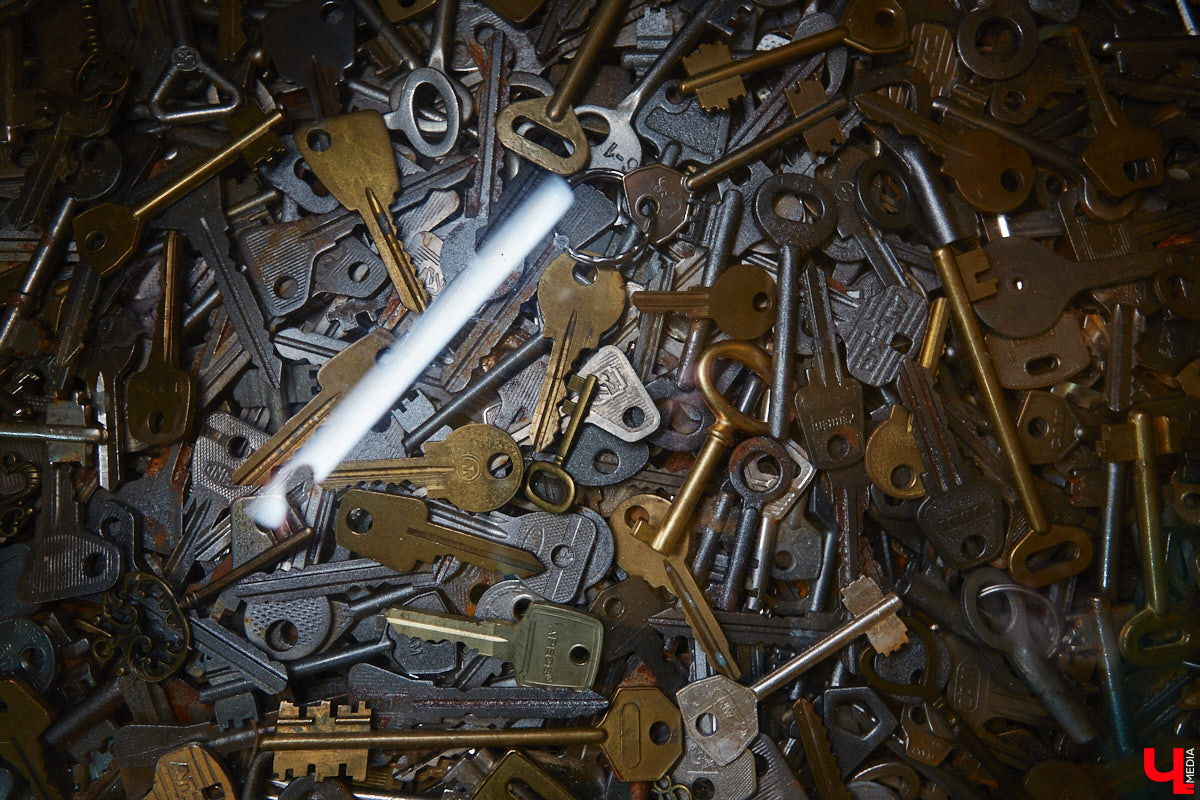 Дом Юлии и Алексея Лобовых ожил: известные галеристы вернулись из Москвы в 33-й регион насовсем. Теперь у владельцев особняка в Пиганове достаточно времени для творчества: интерьер уже начал активно обрастать новыми дизайнерскими вещами. Самые интересные работы «Ключ-Медиа» рассмотрел в компании гостеприимной хозяйки.