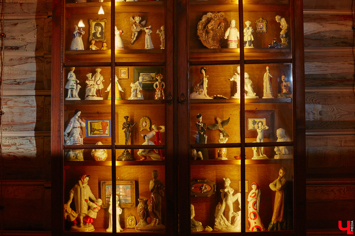 Дом Юлии и Алексея Лобовых ожил: известные галеристы вернулись из Москвы в 33-й регион насовсем. Теперь у владельцев особняка в Пиганове достаточно времени для творчества: интерьер уже начал активно обрастать новыми дизайнерскими вещами. Самые интересные работы «Ключ-Медиа» рассмотрел в компании гостеприимной хозяйки.