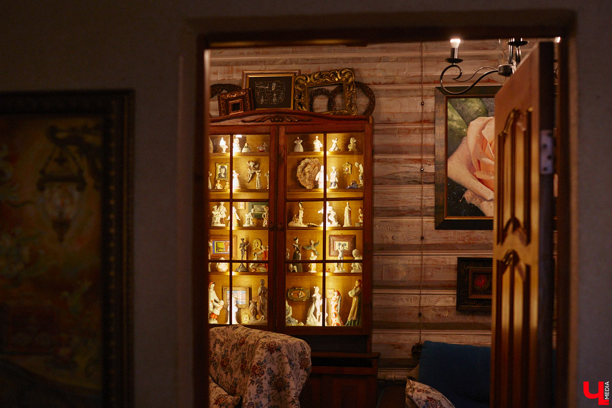 Дом Юлии и Алексея Лобовых ожил: известные галеристы вернулись из Москвы в 33-й регион насовсем. Теперь у владельцев особняка в Пиганове достаточно времени для творчества: интерьер уже начал активно обрастать новыми дизайнерскими вещами. Самые интересные работы «Ключ-Медиа» рассмотрел в компании гостеприимной хозяйки.