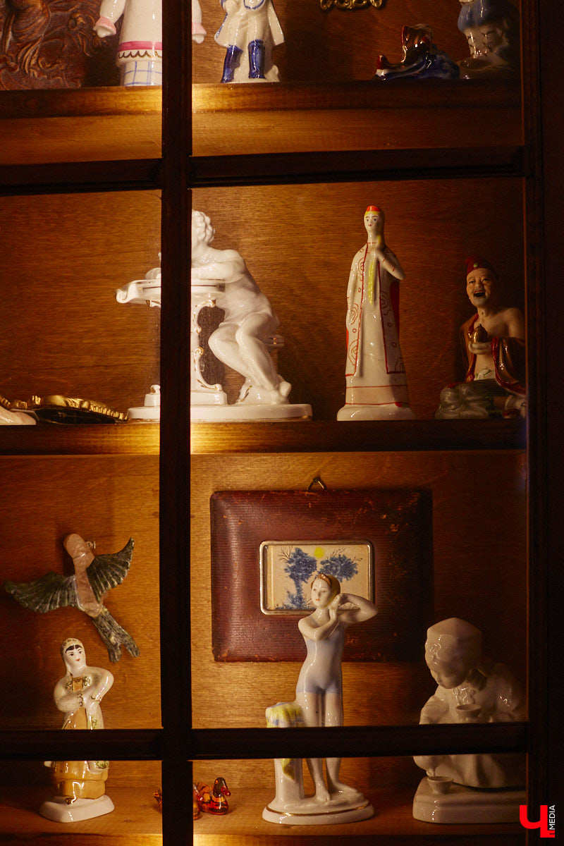 Дом Юлии и Алексея Лобовых ожил: известные галеристы вернулись из Москвы в 33-й регион насовсем. Теперь у владельцев особняка в Пиганове достаточно времени для творчества: интерьер уже начал активно обрастать новыми дизайнерскими вещами. Самые интересные работы «Ключ-Медиа» рассмотрел в компании гостеприимной хозяйки.