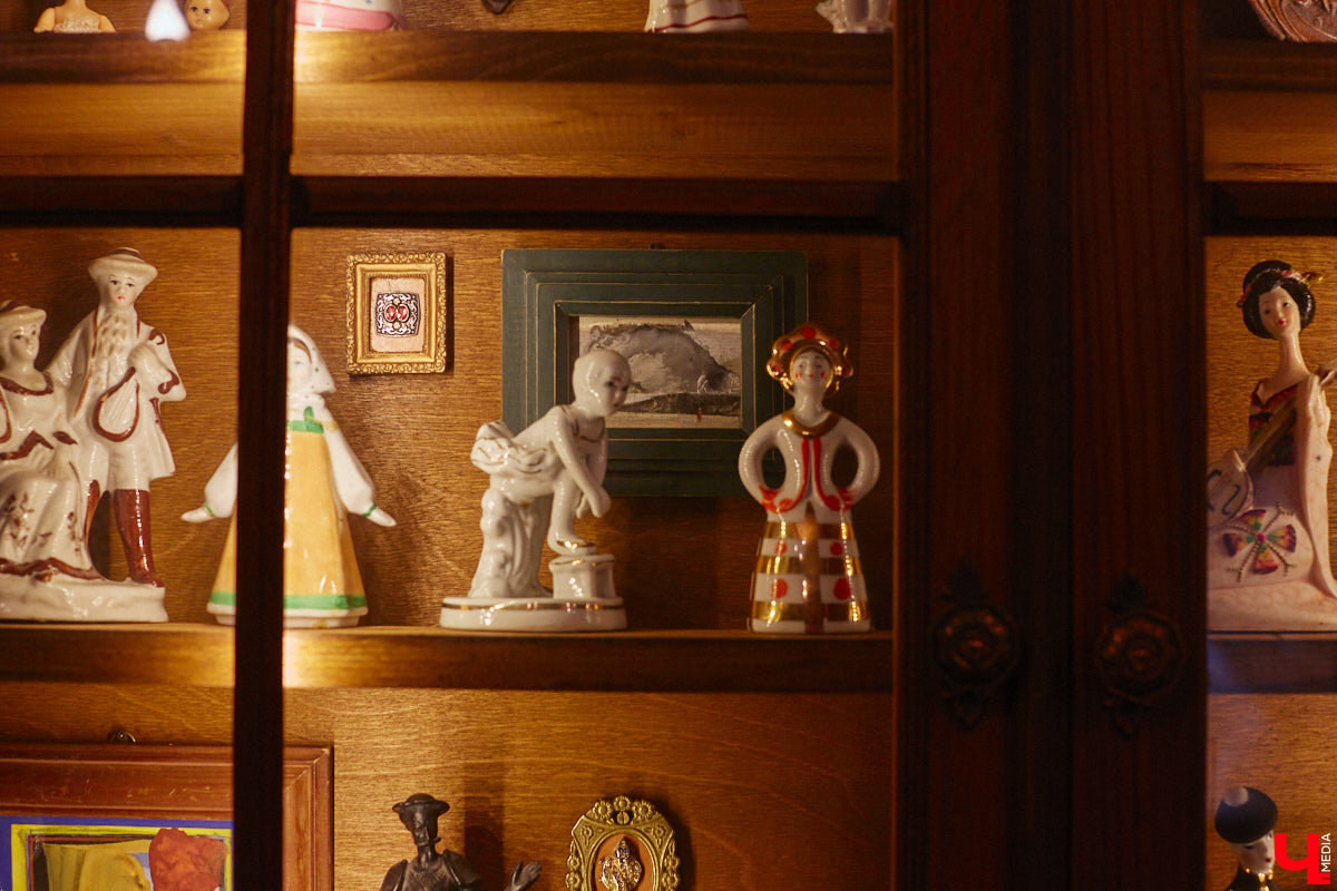 Дом Юлии и Алексея Лобовых ожил: известные галеристы вернулись из Москвы в 33-й регион насовсем. Теперь у владельцев особняка в Пиганове достаточно времени для творчества: интерьер уже начал активно обрастать новыми дизайнерскими вещами. Самые интересные работы «Ключ-Медиа» рассмотрел в компании гостеприимной хозяйки.