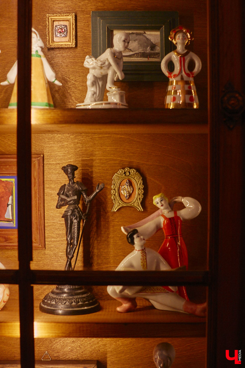 Дом Юлии и Алексея Лобовых ожил: известные галеристы вернулись из Москвы в 33-й регион насовсем. Теперь у владельцев особняка в Пиганове достаточно времени для творчества: интерьер уже начал активно обрастать новыми дизайнерскими вещами. Самые интересные работы «Ключ-Медиа» рассмотрел в компании гостеприимной хозяйки.