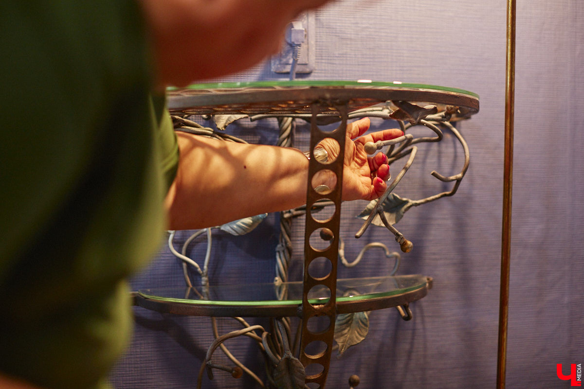 Дом Юлии и Алексея Лобовых ожил: известные галеристы вернулись из Москвы в 33-й регион насовсем. Теперь у владельцев особняка в Пиганове достаточно времени для творчества: интерьер уже начал активно обрастать новыми дизайнерскими вещами. Самые интересные работы «Ключ-Медиа» рассмотрел в компании гостеприимной хозяйки.