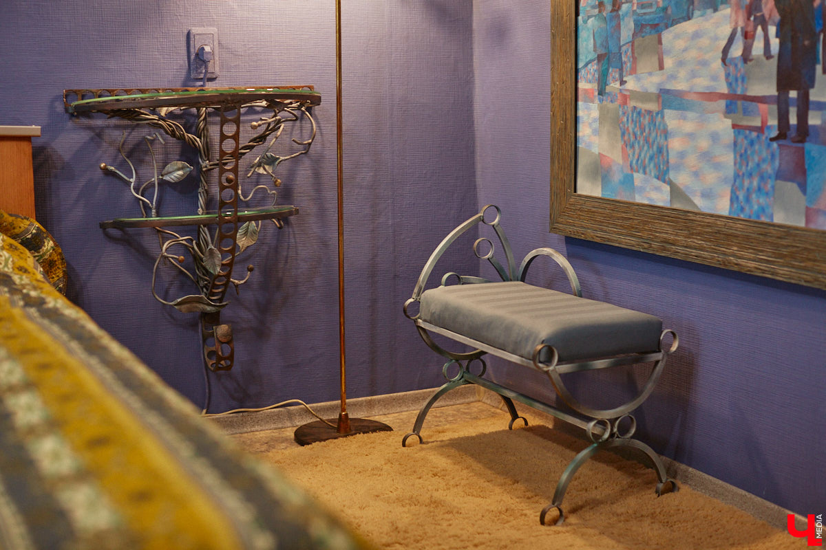 Дом Юлии и Алексея Лобовых ожил: известные галеристы вернулись из Москвы в 33-й регион насовсем. Теперь у владельцев особняка в Пиганове достаточно времени для творчества: интерьер уже начал активно обрастать новыми дизайнерскими вещами. Самые интересные работы «Ключ-Медиа» рассмотрел в компании гостеприимной хозяйки.