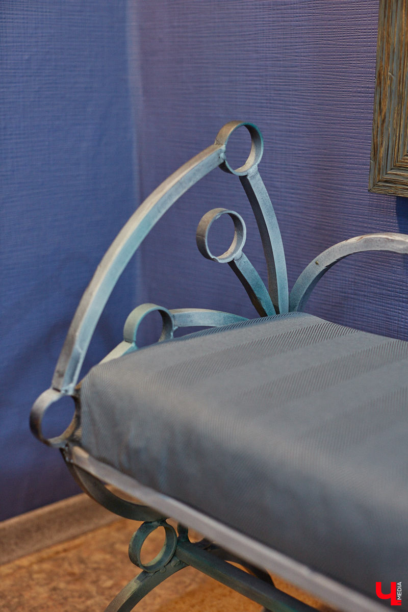 Дом Юлии и Алексея Лобовых ожил: известные галеристы вернулись из Москвы в 33-й регион насовсем. Теперь у владельцев особняка в Пиганове достаточно времени для творчества: интерьер уже начал активно обрастать новыми дизайнерскими вещами. Самые интересные работы «Ключ-Медиа» рассмотрел в компании гостеприимной хозяйки.