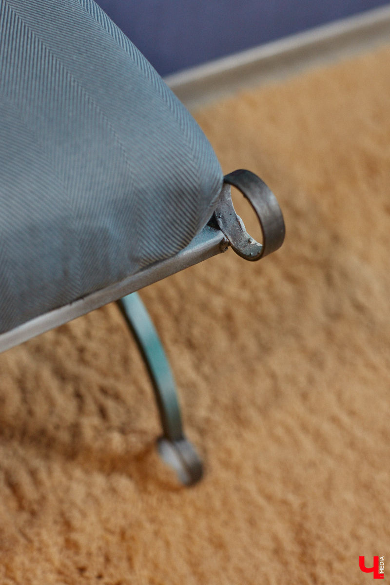 Дом Юлии и Алексея Лобовых ожил: известные галеристы вернулись из Москвы в 33-й регион насовсем. Теперь у владельцев особняка в Пиганове достаточно времени для творчества: интерьер уже начал активно обрастать новыми дизайнерскими вещами. Самые интересные работы «Ключ-Медиа» рассмотрел в компании гостеприимной хозяйки.