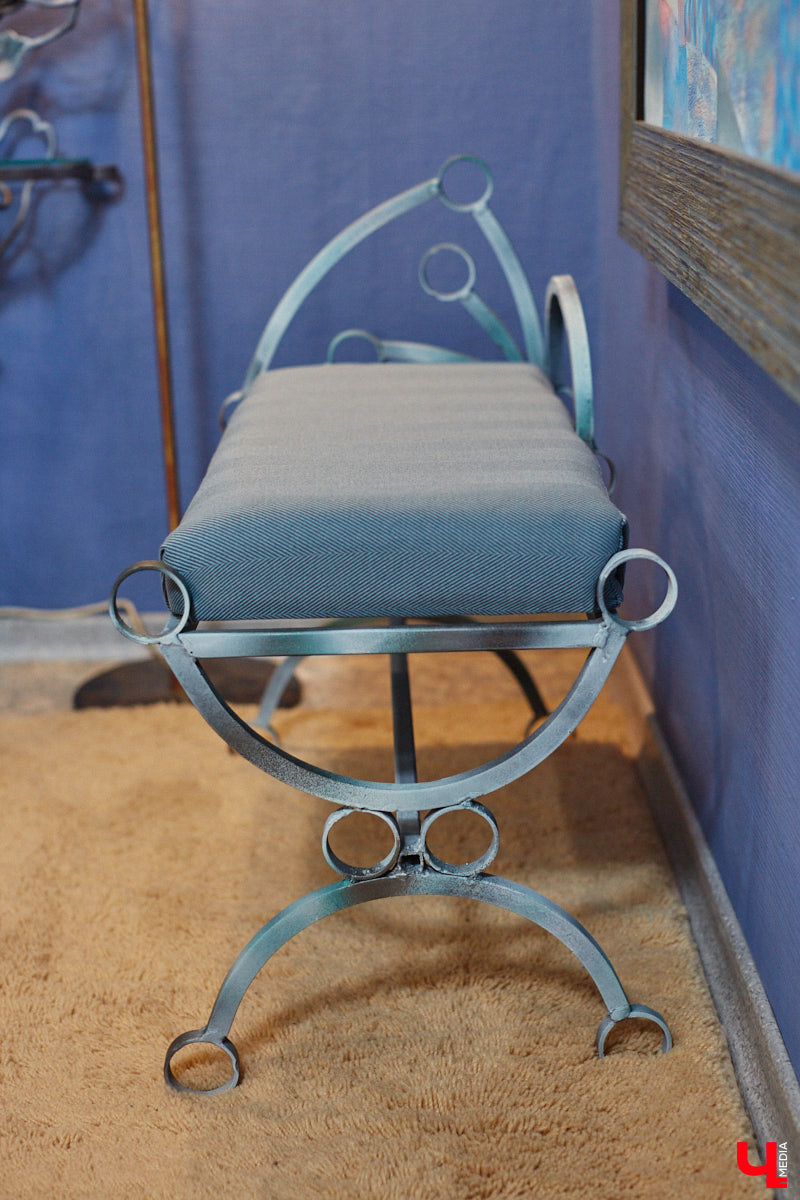 Дом Юлии и Алексея Лобовых ожил: известные галеристы вернулись из Москвы в 33-й регион насовсем. Теперь у владельцев особняка в Пиганове достаточно времени для творчества: интерьер уже начал активно обрастать новыми дизайнерскими вещами. Самые интересные работы «Ключ-Медиа» рассмотрел в компании гостеприимной хозяйки.