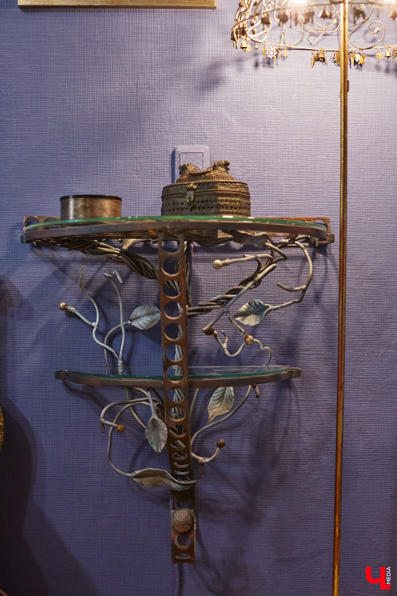 Дом Юлии и Алексея Лобовых ожил: известные галеристы вернулись из Москвы в 33-й регион насовсем. Теперь у владельцев особняка в Пиганове достаточно времени для творчества: интерьер уже начал активно обрастать новыми дизайнерскими вещами. Самые интересные работы «Ключ-Медиа» рассмотрел в компании гостеприимной хозяйки.