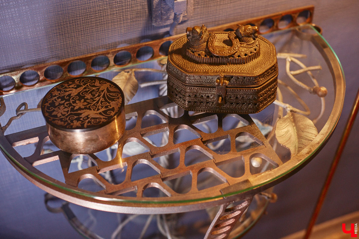 Дом Юлии и Алексея Лобовых ожил: известные галеристы вернулись из Москвы в 33-й регион насовсем. Теперь у владельцев особняка в Пиганове достаточно времени для творчества: интерьер уже начал активно обрастать новыми дизайнерскими вещами. Самые интересные работы «Ключ-Медиа» рассмотрел в компании гостеприимной хозяйки.