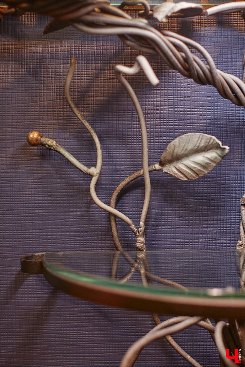 Дом Юлии и Алексея Лобовых ожил: известные галеристы вернулись из Москвы в 33-й регион насовсем. Теперь у владельцев особняка в Пиганове достаточно времени для творчества: интерьер уже начал активно обрастать новыми дизайнерскими вещами. Самые интересные работы «Ключ-Медиа» рассмотрел в компании гостеприимной хозяйки.