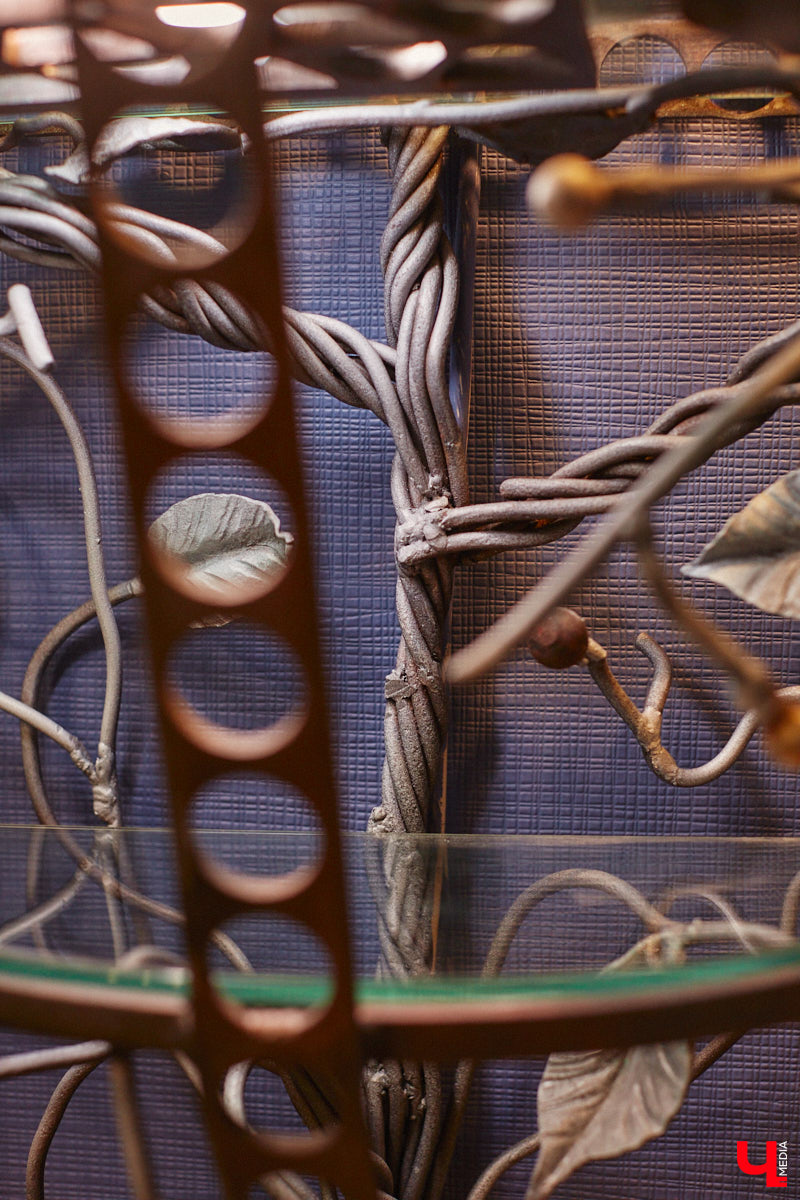 Дом Юлии и Алексея Лобовых ожил: известные галеристы вернулись из Москвы в 33-й регион насовсем. Теперь у владельцев особняка в Пиганове достаточно времени для творчества: интерьер уже начал активно обрастать новыми дизайнерскими вещами. Самые интересные работы «Ключ-Медиа» рассмотрел в компании гостеприимной хозяйки.