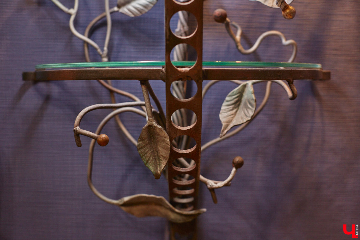 Дом Юлии и Алексея Лобовых ожил: известные галеристы вернулись из Москвы в 33-й регион насовсем. Теперь у владельцев особняка в Пиганове достаточно времени для творчества: интерьер уже начал активно обрастать новыми дизайнерскими вещами. Самые интересные работы «Ключ-Медиа» рассмотрел в компании гостеприимной хозяйки.