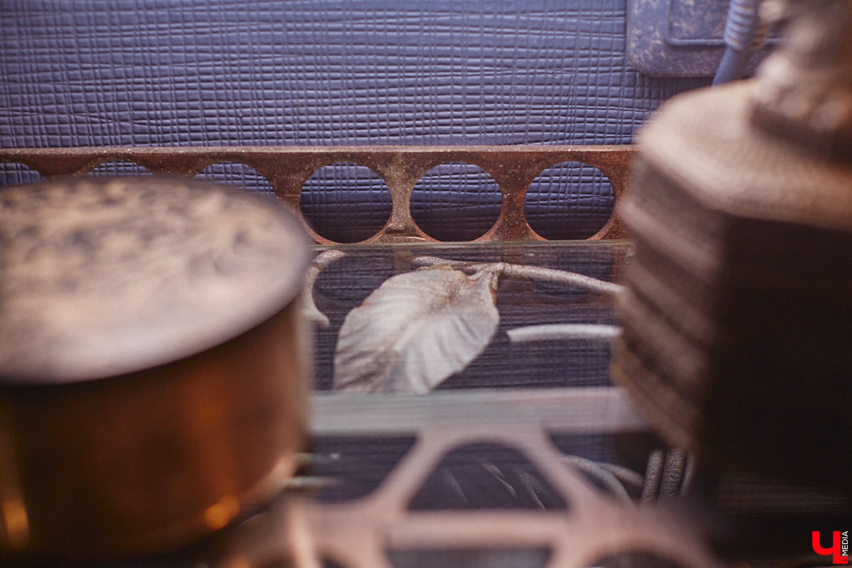 Дом Юлии и Алексея Лобовых ожил: известные галеристы вернулись из Москвы в 33-й регион насовсем. Теперь у владельцев особняка в Пиганове достаточно времени для творчества: интерьер уже начал активно обрастать новыми дизайнерскими вещами. Самые интересные работы «Ключ-Медиа» рассмотрел в компании гостеприимной хозяйки.