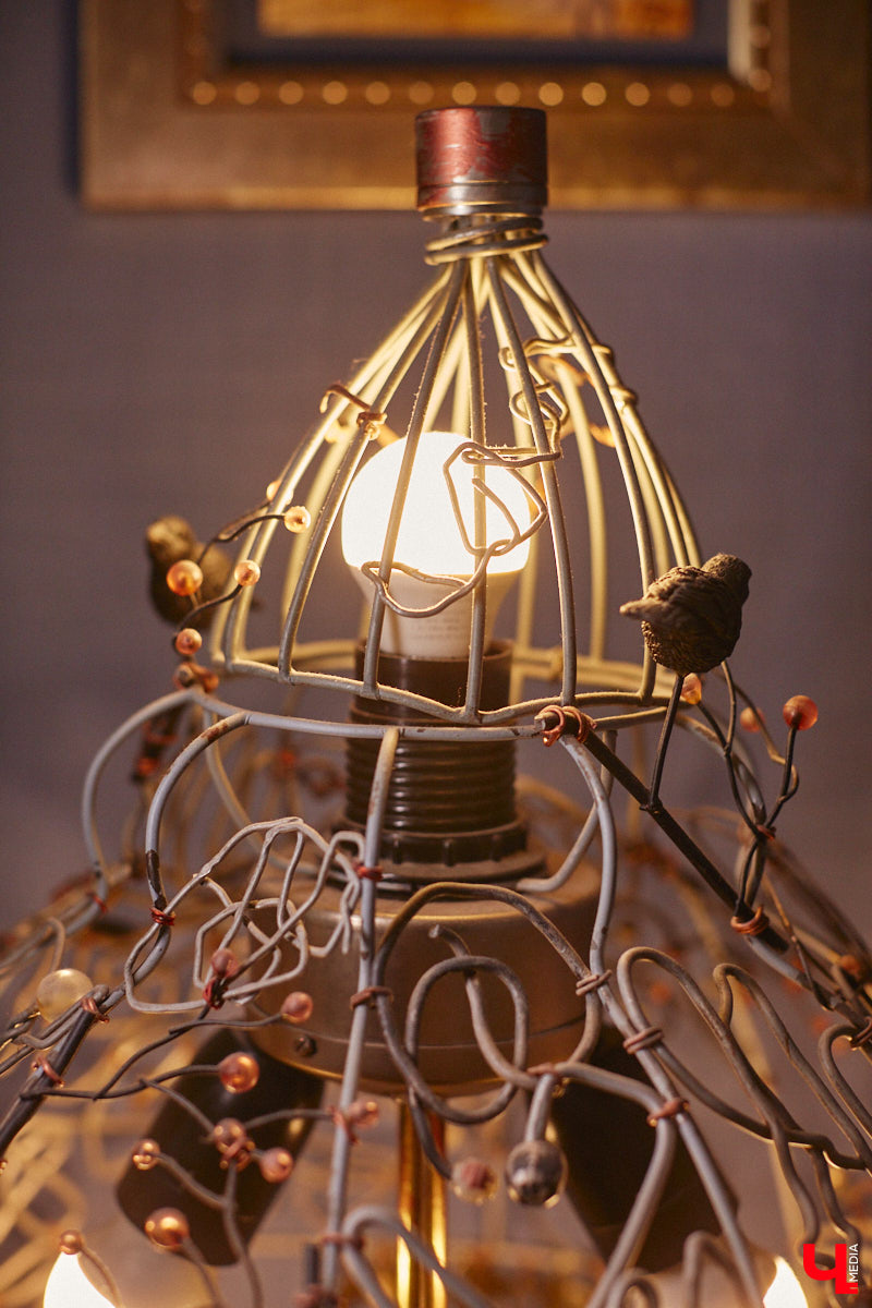 Дом Юлии и Алексея Лобовых ожил: известные галеристы вернулись из Москвы в 33-й регион насовсем. Теперь у владельцев особняка в Пиганове достаточно времени для творчества: интерьер уже начал активно обрастать новыми дизайнерскими вещами. Самые интересные работы «Ключ-Медиа» рассмотрел в компании гостеприимной хозяйки.