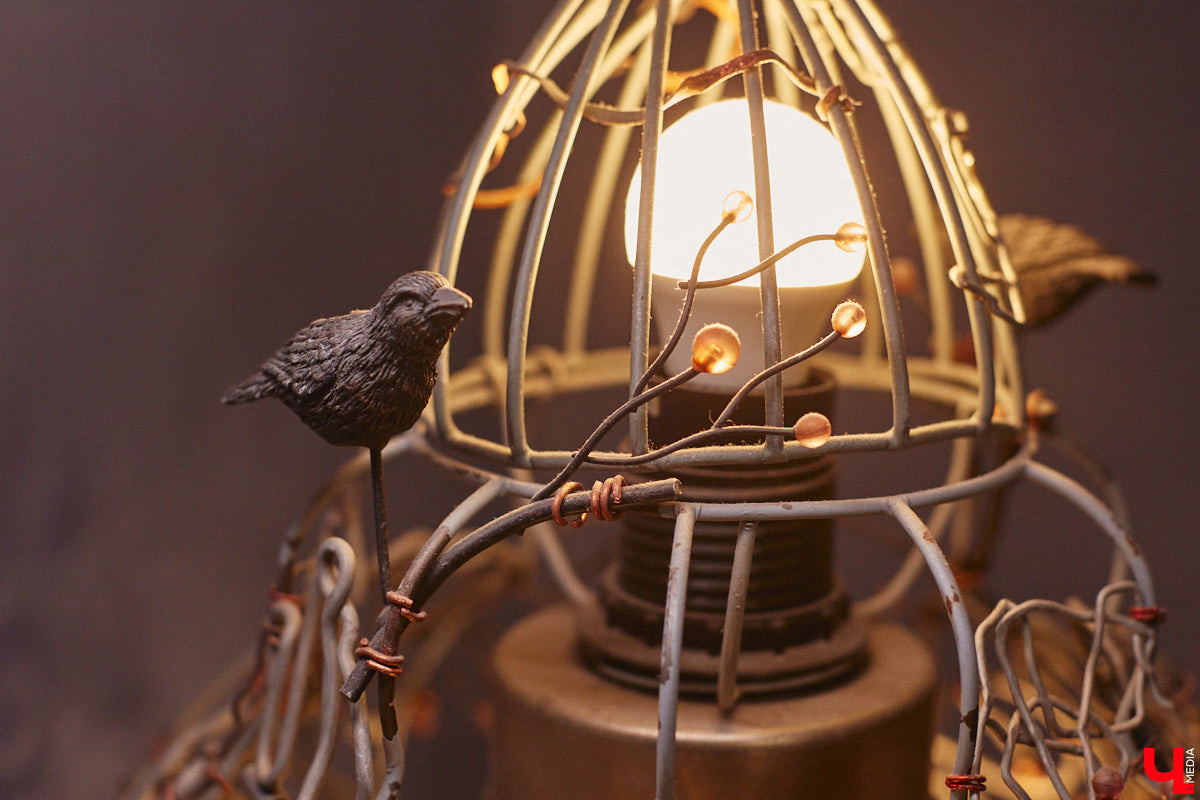 Дом Юлии и Алексея Лобовых ожил: известные галеристы вернулись из Москвы в 33-й регион насовсем. Теперь у владельцев особняка в Пиганове достаточно времени для творчества: интерьер уже начал активно обрастать новыми дизайнерскими вещами. Самые интересные работы «Ключ-Медиа» рассмотрел в компании гостеприимной хозяйки.