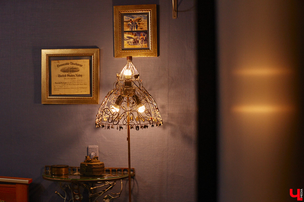 Дом Юлии и Алексея Лобовых ожил: известные галеристы вернулись из Москвы в 33-й регион насовсем. Теперь у владельцев особняка в Пиганове достаточно времени для творчества: интерьер уже начал активно обрастать новыми дизайнерскими вещами. Самые интересные работы «Ключ-Медиа» рассмотрел в компании гостеприимной хозяйки.