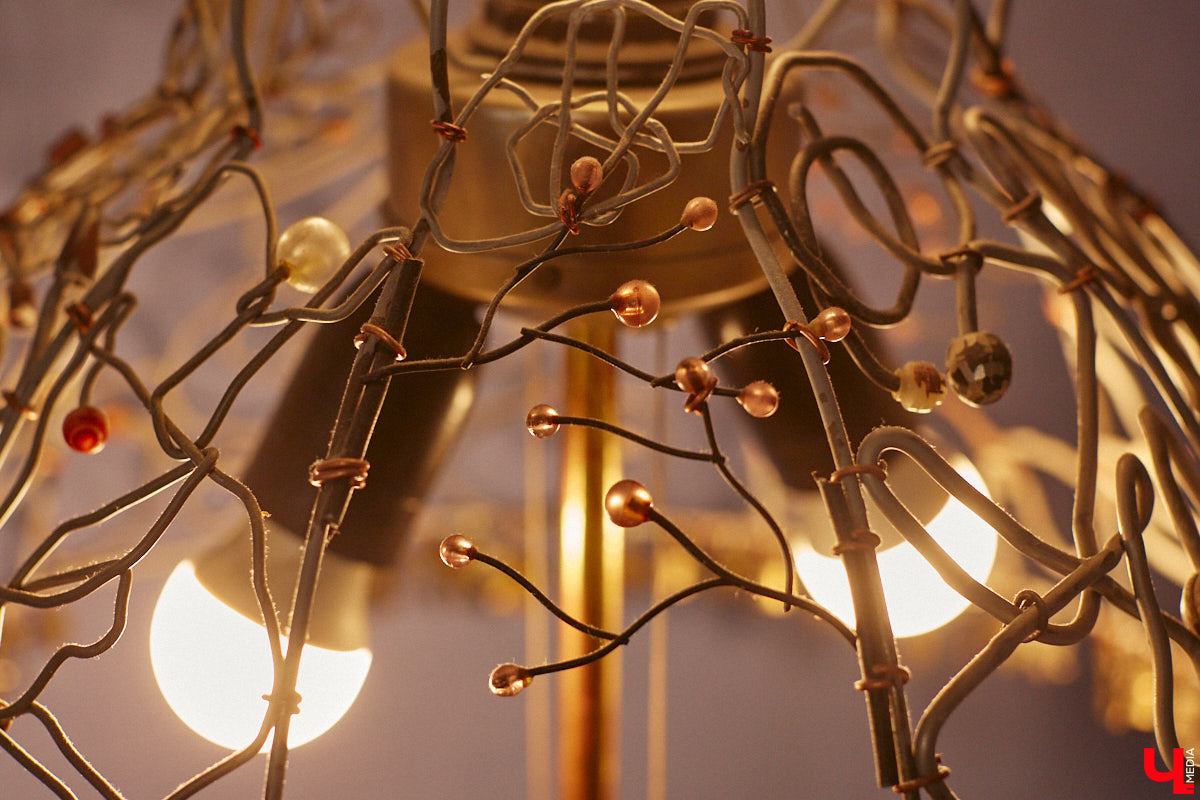 Дом Юлии и Алексея Лобовых ожил: известные галеристы вернулись из Москвы в 33-й регион насовсем. Теперь у владельцев особняка в Пиганове достаточно времени для творчества: интерьер уже начал активно обрастать новыми дизайнерскими вещами. Самые интересные работы «Ключ-Медиа» рассмотрел в компании гостеприимной хозяйки.