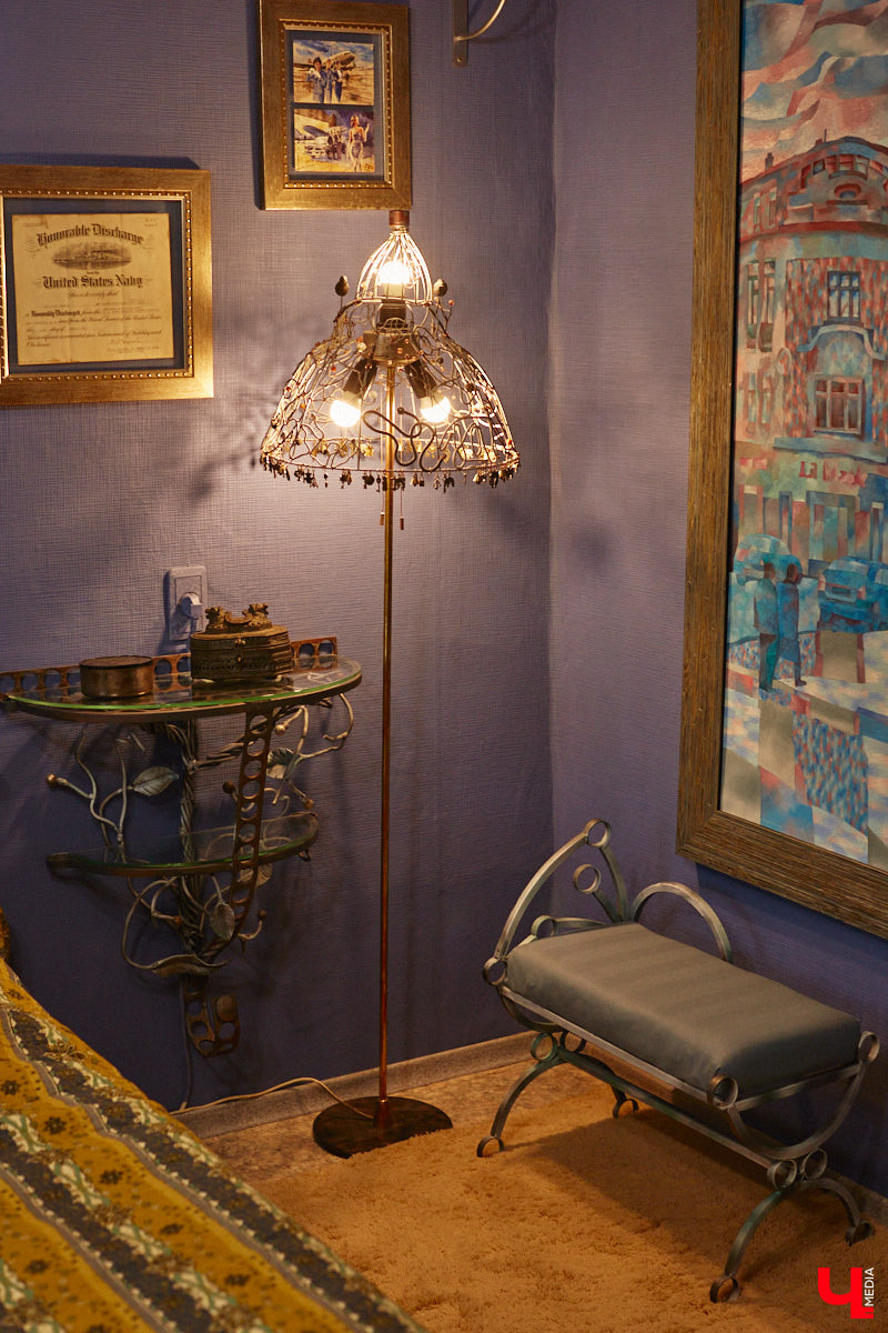 Дом Юлии и Алексея Лобовых ожил: известные галеристы вернулись из Москвы в 33-й регион насовсем. Теперь у владельцев особняка в Пиганове достаточно времени для творчества: интерьер уже начал активно обрастать новыми дизайнерскими вещами. Самые интересные работы «Ключ-Медиа» рассмотрел в компании гостеприимной хозяйки.