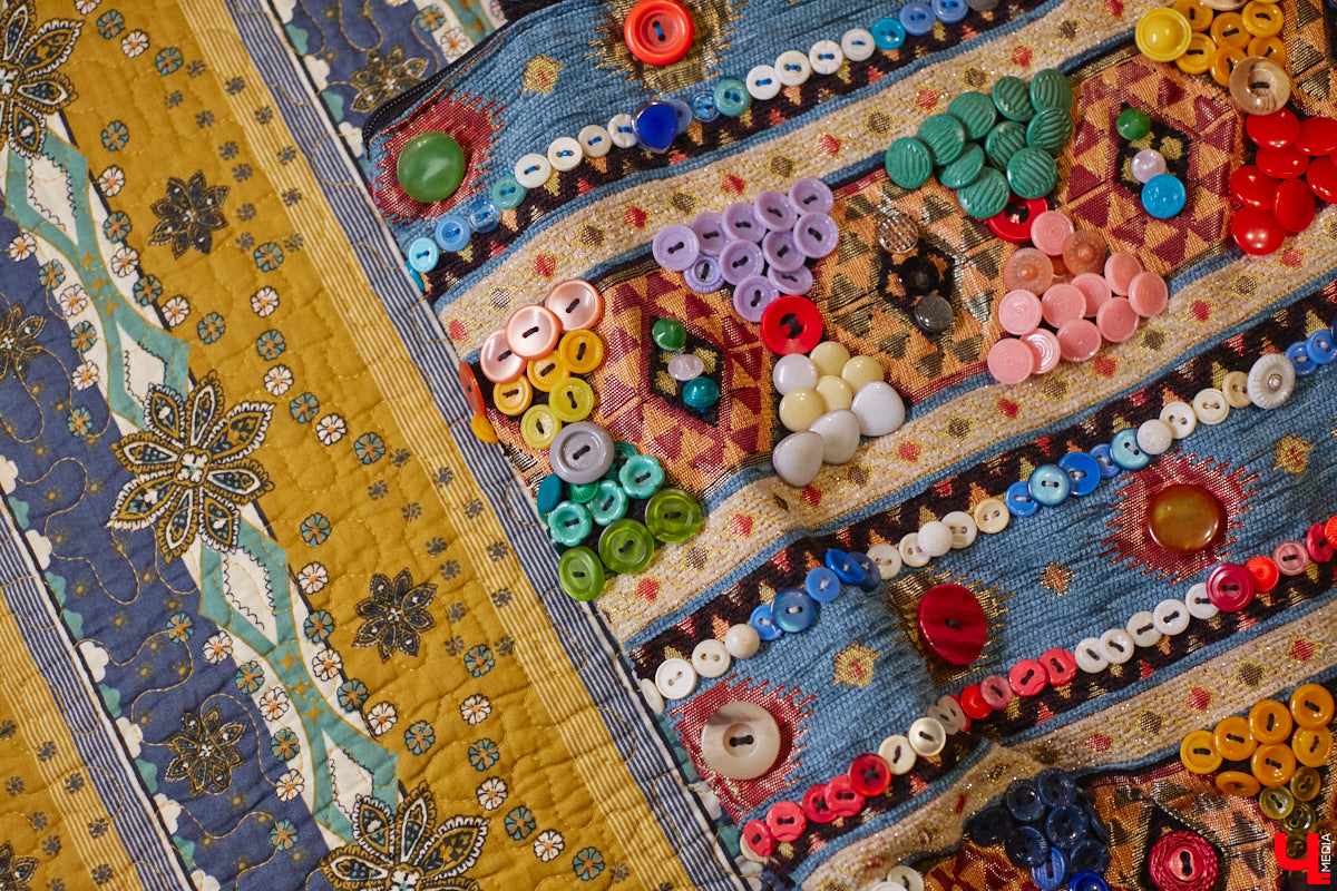 Дом Юлии и Алексея Лобовых ожил: известные галеристы вернулись из Москвы в 33-й регион насовсем. Теперь у владельцев особняка в Пиганове достаточно времени для творчества: интерьер уже начал активно обрастать новыми дизайнерскими вещами. Самые интересные работы «Ключ-Медиа» рассмотрел в компании гостеприимной хозяйки.