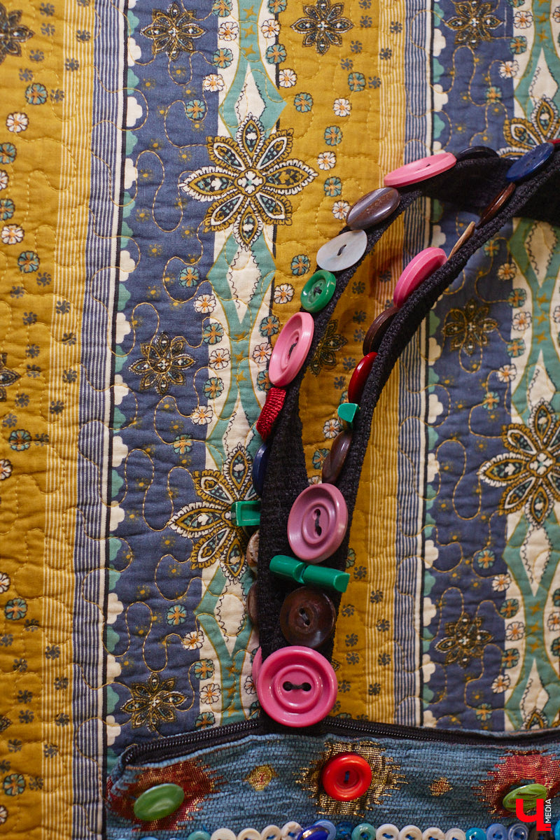 Дом Юлии и Алексея Лобовых ожил: известные галеристы вернулись из Москвы в 33-й регион насовсем. Теперь у владельцев особняка в Пиганове достаточно времени для творчества: интерьер уже начал активно обрастать новыми дизайнерскими вещами. Самые интересные работы «Ключ-Медиа» рассмотрел в компании гостеприимной хозяйки.