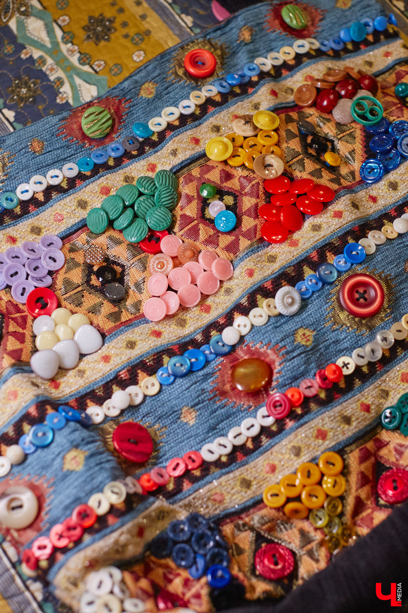 Дом Юлии и Алексея Лобовых ожил: известные галеристы вернулись из Москвы в 33-й регион насовсем. Теперь у владельцев особняка в Пиганове достаточно времени для творчества: интерьер уже начал активно обрастать новыми дизайнерскими вещами. Самые интересные работы «Ключ-Медиа» рассмотрел в компании гостеприимной хозяйки.