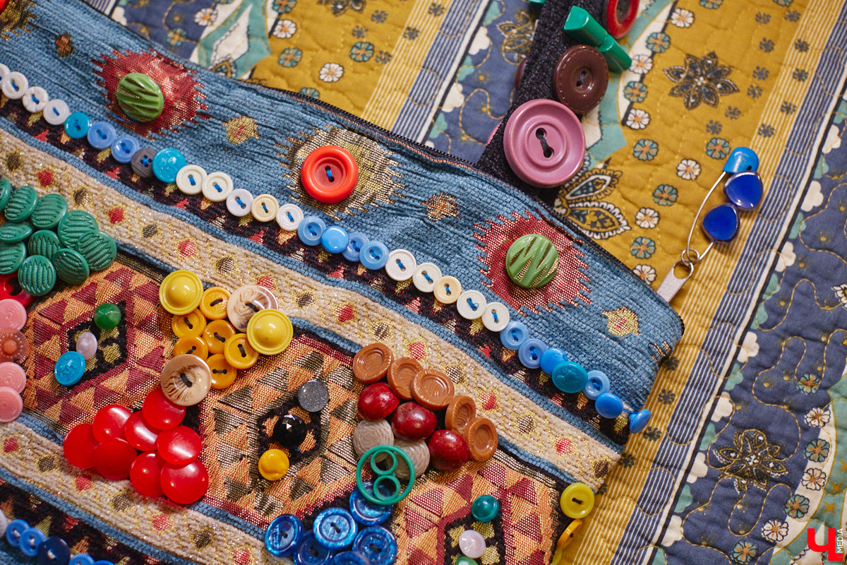 Дом Юлии и Алексея Лобовых ожил: известные галеристы вернулись из Москвы в 33-й регион насовсем. Теперь у владельцев особняка в Пиганове достаточно времени для творчества: интерьер уже начал активно обрастать новыми дизайнерскими вещами. Самые интересные работы «Ключ-Медиа» рассмотрел в компании гостеприимной хозяйки.