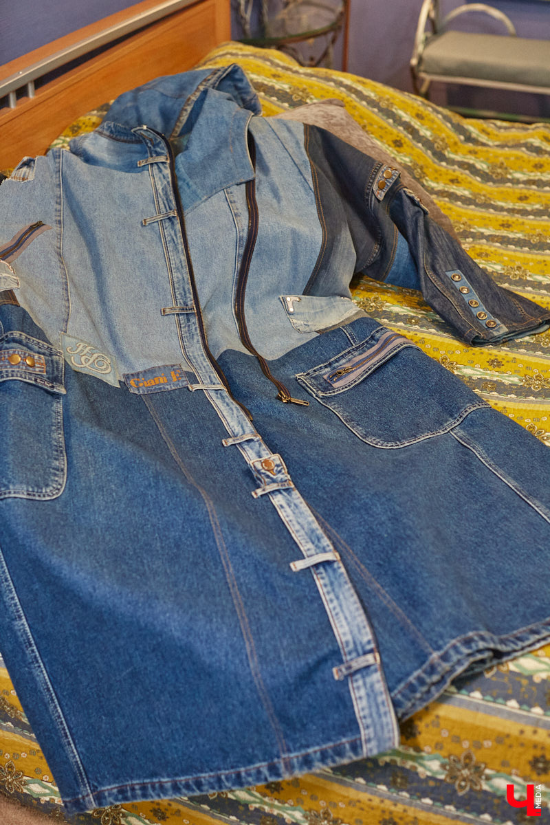 Дом Юлии и Алексея Лобовых ожил: известные галеристы вернулись из Москвы в 33-й регион насовсем. Теперь у владельцев особняка в Пиганове достаточно времени для творчества: интерьер уже начал активно обрастать новыми дизайнерскими вещами. Самые интересные работы «Ключ-Медиа» рассмотрел в компании гостеприимной хозяйки.