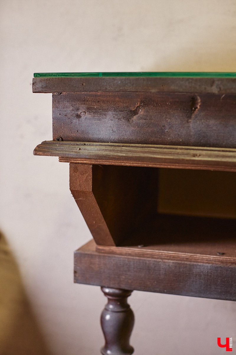 Дом Юлии и Алексея Лобовых ожил: известные галеристы вернулись из Москвы в 33-й регион насовсем. Теперь у владельцев особняка в Пиганове достаточно времени для творчества: интерьер уже начал активно обрастать новыми дизайнерскими вещами. Самые интересные работы «Ключ-Медиа» рассмотрел в компании гостеприимной хозяйки.