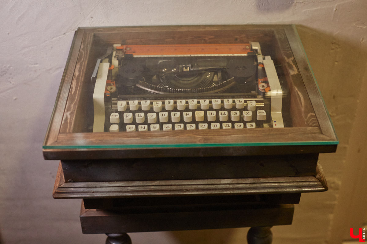 Дом Юлии и Алексея Лобовых ожил: известные галеристы вернулись из Москвы в 33-й регион насовсем. Теперь у владельцев особняка в Пиганове достаточно времени для творчества: интерьер уже начал активно обрастать новыми дизайнерскими вещами. Самые интересные работы «Ключ-Медиа» рассмотрел в компании гостеприимной хозяйки.