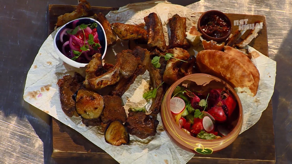 В популярном телевизионном проекте «Битва шефов» принял участие еще один повар из нашего региона. На этот раз поразить Константина Ивлева и Рената Агзамова рискнул Мовсес Петросян из Кольчугина. И ему это почти удалось!