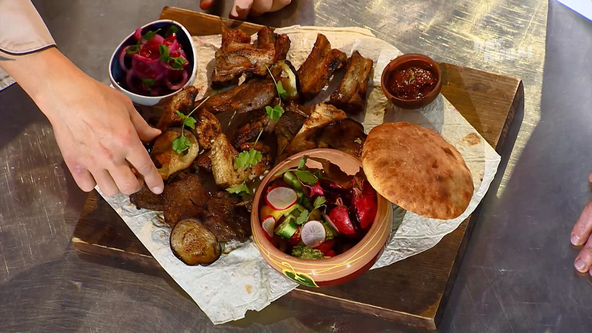 В популярном телевизионном проекте «Битва шефов» принял участие еще один повар из нашего региона. На этот раз поразить Константина Ивлева и Рената Агзамова рискнул Мовсес Петросян из Кольчугина. И ему это почти удалось!