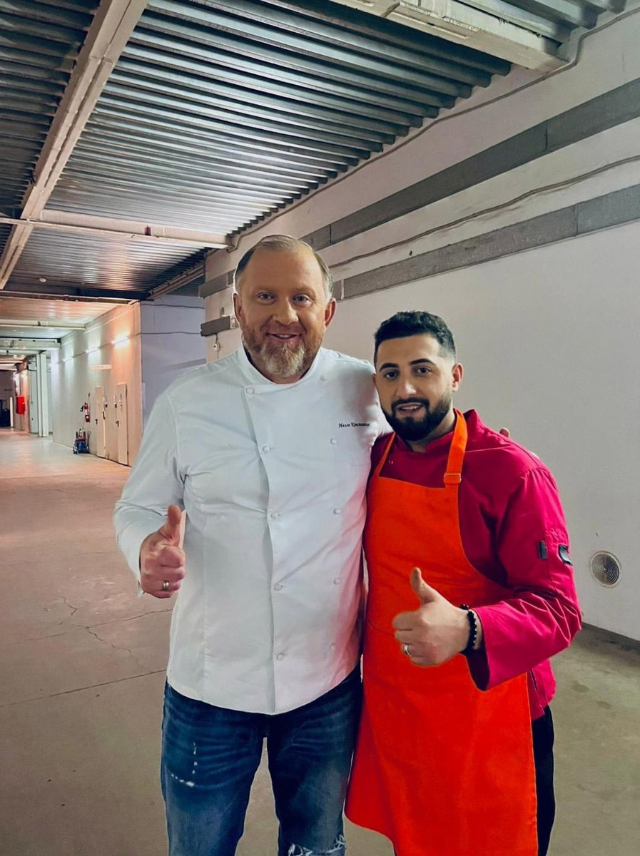 В популярном телевизионном проекте «Битва шефов» принял участие еще один повар из нашего региона. На этот раз поразить Константина Ивлева и Рената Агзамова рискнул Мовсес Петросян из Кольчугина. И ему это почти удалось!