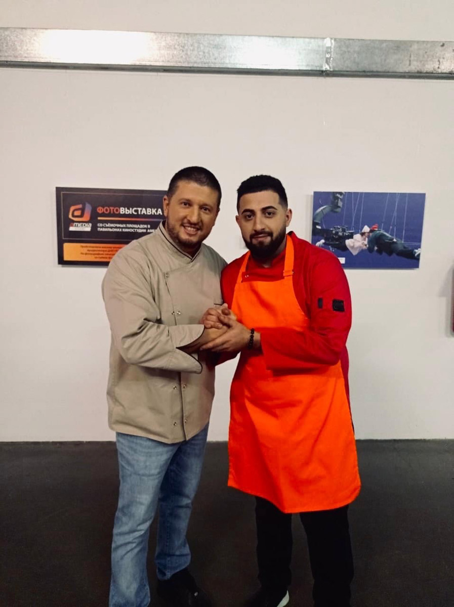 В популярном телевизионном проекте «Битва шефов» принял участие еще один повар из нашего региона. На этот раз поразить Константина Ивлева и Рената Агзамова рискнул Мовсес Петросян из Кольчугина. И ему это почти удалось!