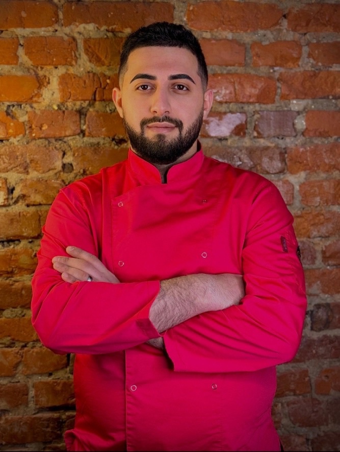 В популярном телевизионном проекте «Битва шефов» принял участие еще один повар из нашего региона. На этот раз поразить Константина Ивлева и Рената Агзамова рискнул Мовсес Петросян из Кольчугина. И ему это почти удалось!