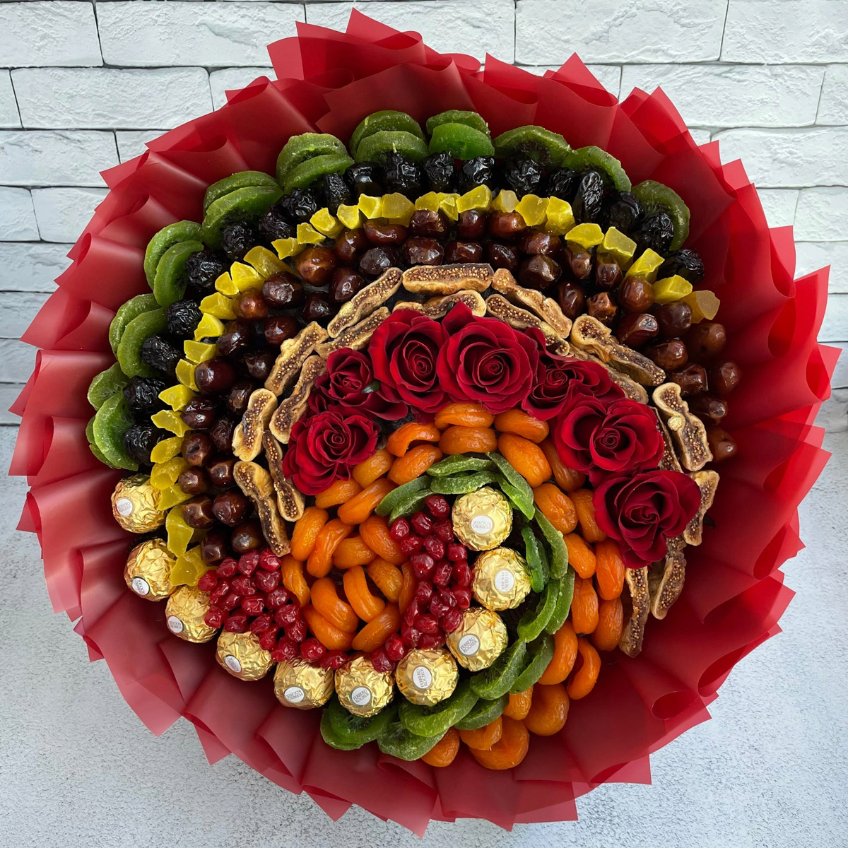 Букеты могут состоять не только из цветов. Например, владимирская рукодельница Ксения Гарист собирает шикарные композиции из сладостей, орехов и сухофруктов, солено-копченых деликатесов, морепродуктов. Не это ли идеальный подарок к предстоящим праздникам как для дам, так и для представителей сильного пола?