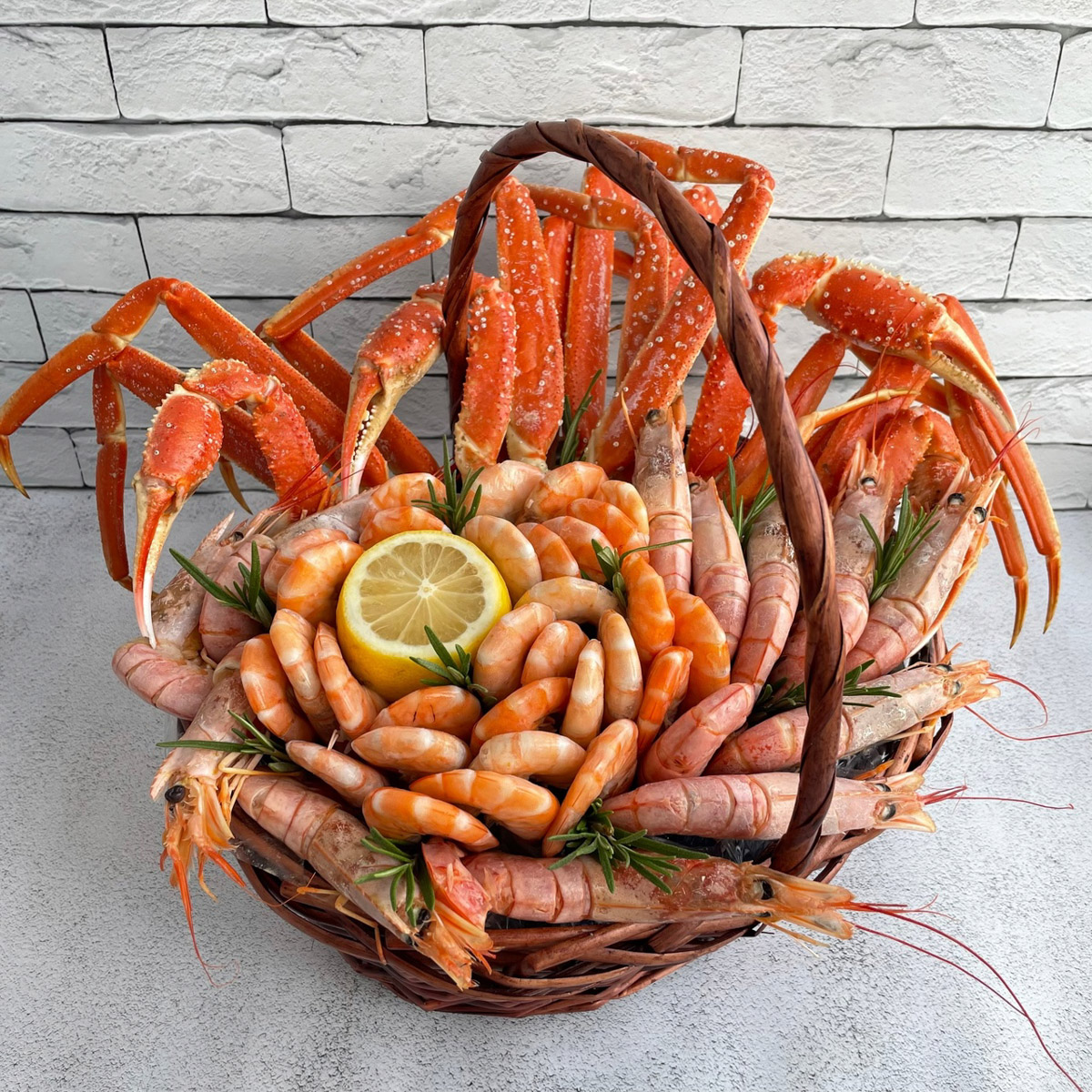 Букеты могут состоять не только из цветов. Например, владимирская рукодельница Ксения Гарист собирает шикарные композиции из сладостей, орехов и сухофруктов, солено-копченых деликатесов, морепродуктов. Не это ли идеальный подарок к предстоящим праздникам как для дам, так и для представителей сильного пола?