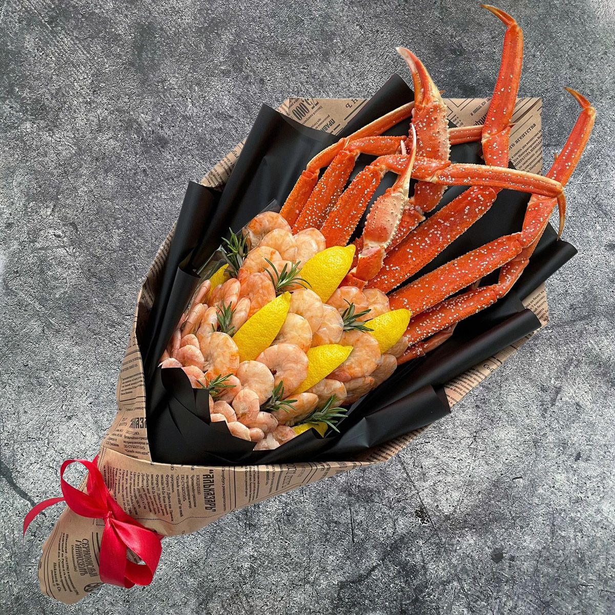 Букеты могут состоять не только из цветов. Например, владимирская рукодельница Ксения Гарист собирает шикарные композиции из сладостей, орехов и сухофруктов, солено-копченых деликатесов, морепродуктов. Не это ли идеальный подарок к предстоящим праздникам как для дам, так и для представителей сильного пола?