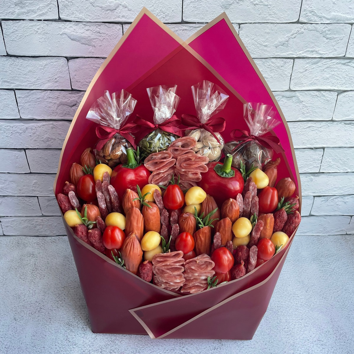 Букеты могут состоять не только из цветов. Например, владимирская рукодельница Ксения Гарист собирает шикарные композиции из сладостей, орехов и сухофруктов, солено-копченых деликатесов, морепродуктов. Не это ли идеальный подарок к предстоящим праздникам как для дам, так и для представителей сильного пола?