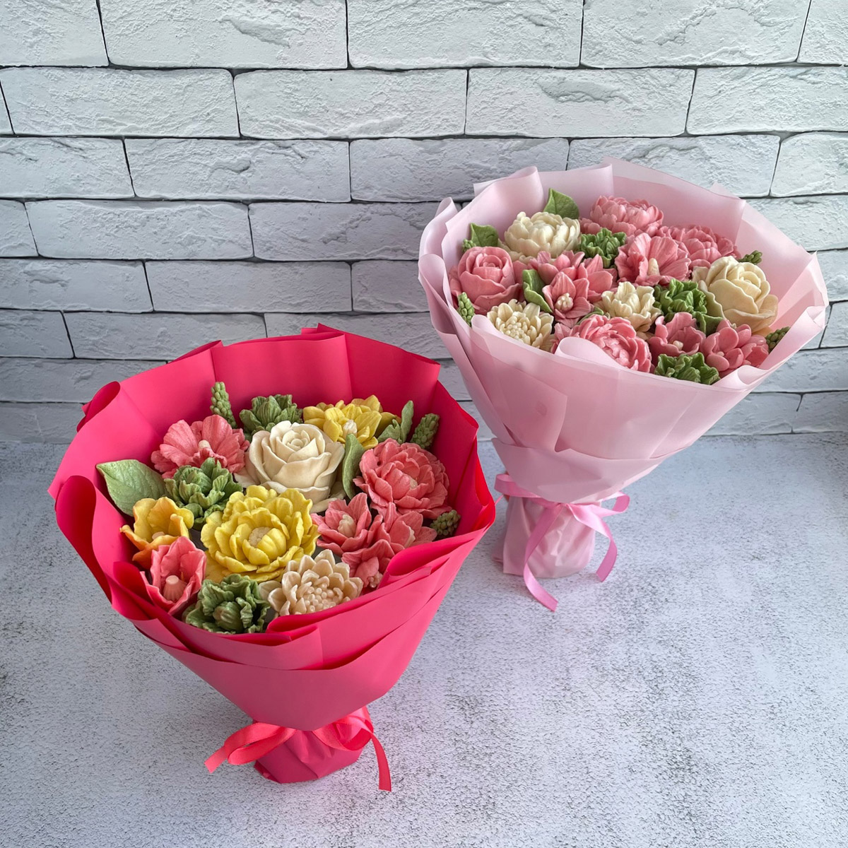 Букеты могут состоять не только из цветов. Например, владимирская рукодельница Ксения Гарист собирает шикарные композиции из сладостей, орехов и сухофруктов, солено-копченых деликатесов, морепродуктов. Не это ли идеальный подарок к предстоящим праздникам как для дам, так и для представителей сильного пола?