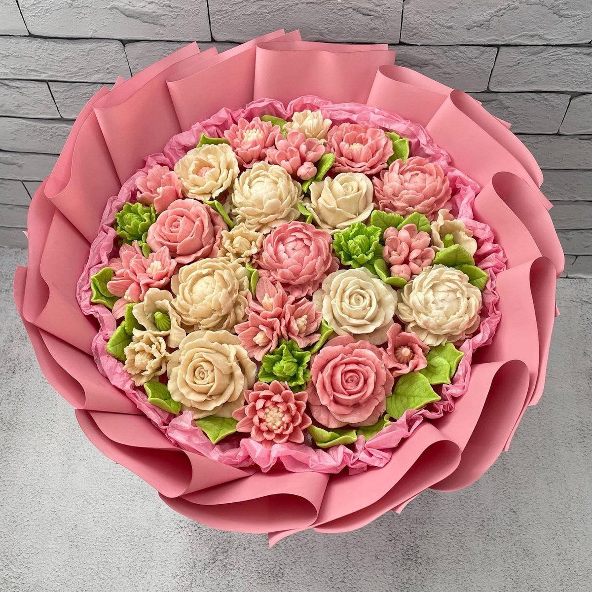 Букеты могут состоять не только из цветов. Например, владимирская рукодельница Ксения Гарист собирает шикарные композиции из сладостей, орехов и сухофруктов, солено-копченых деликатесов, морепродуктов. Не это ли идеальный подарок к предстоящим праздникам как для дам, так и для представителей сильного пола?