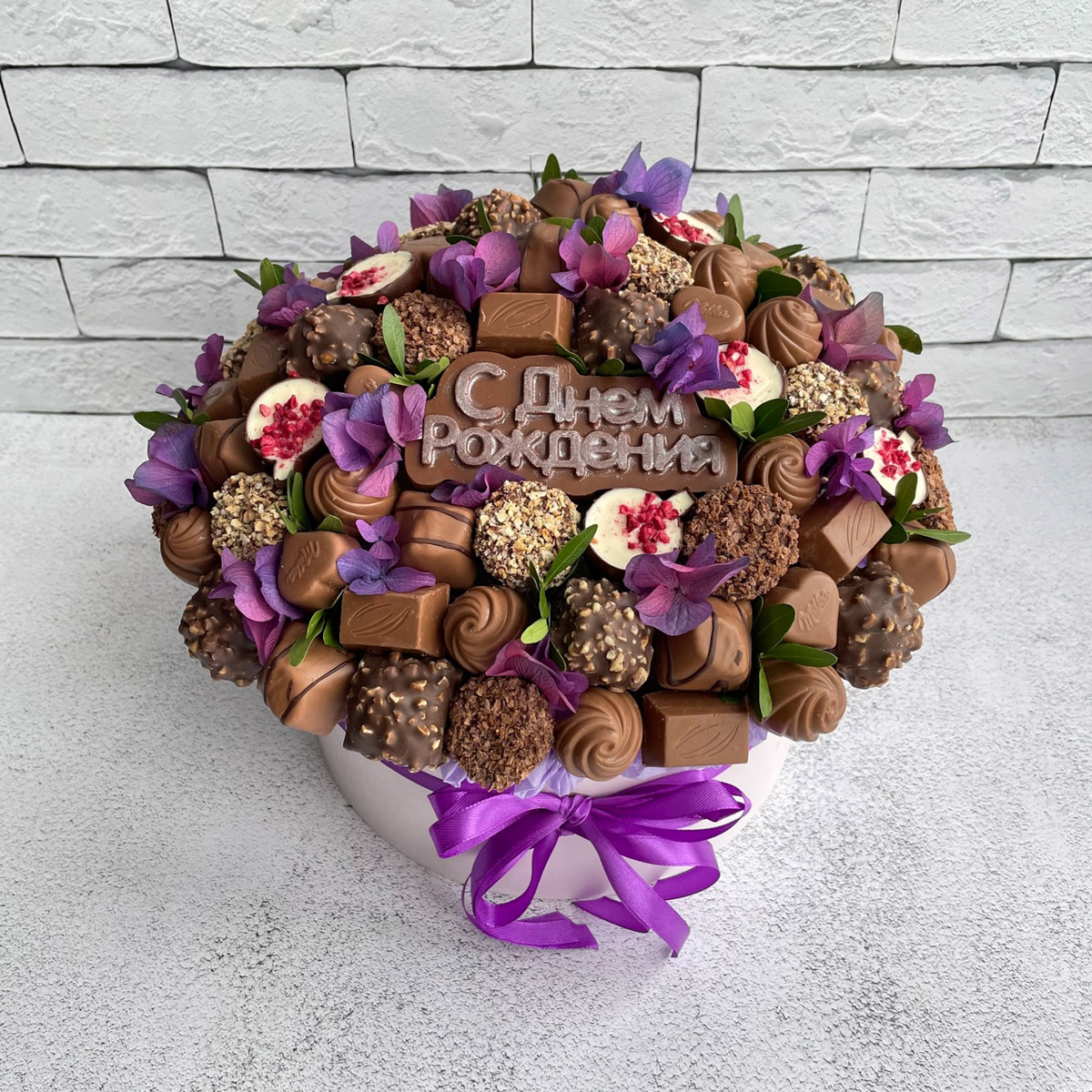 Букеты могут состоять не только из цветов. Например, владимирская рукодельница Ксения Гарист собирает шикарные композиции из сладостей, орехов и сухофруктов, солено-копченых деликатесов, морепродуктов. Не это ли идеальный подарок к предстоящим праздникам как для дам, так и для представителей сильного пола?