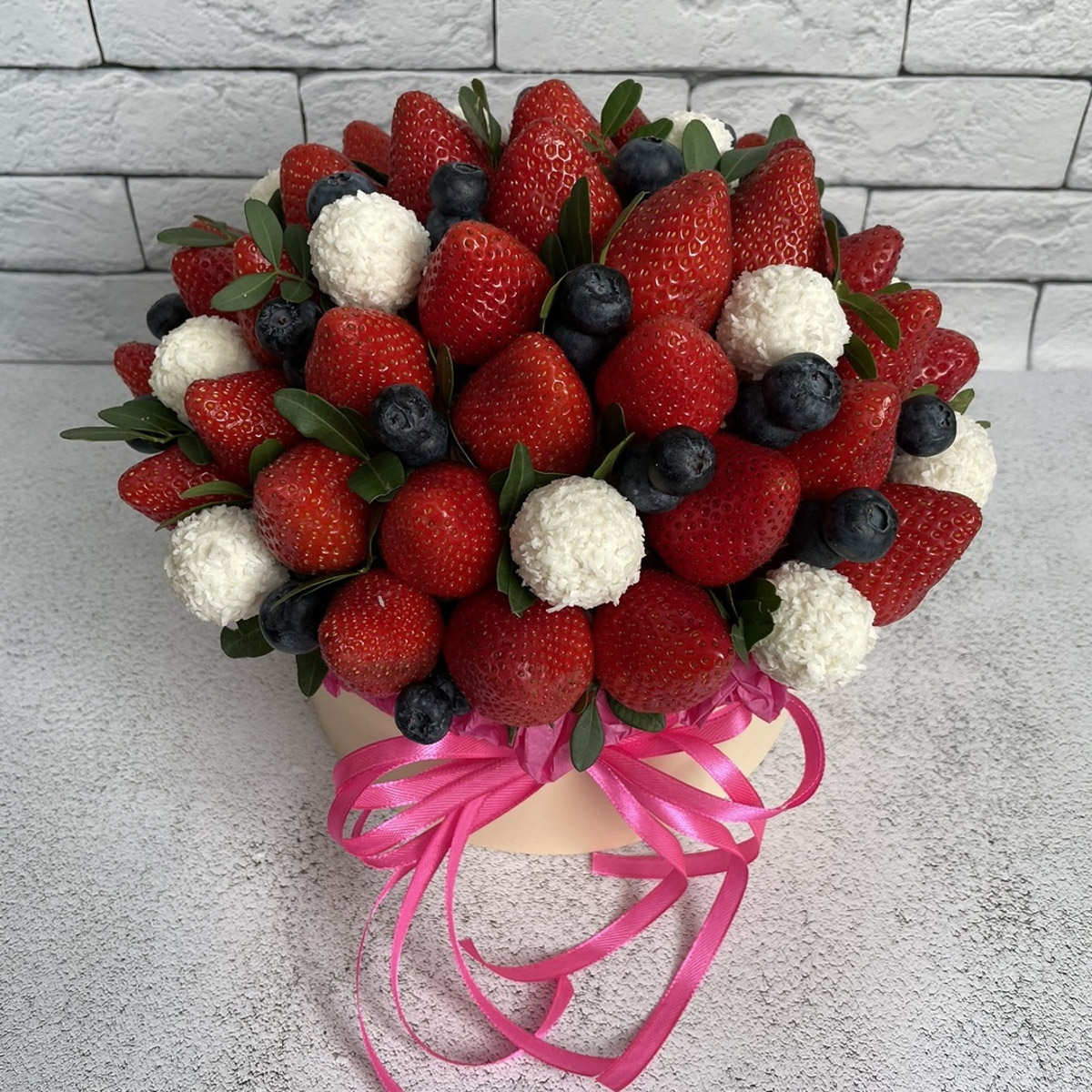 Букеты могут состоять не только из цветов. Например, владимирская рукодельница Ксения Гарист собирает шикарные композиции из сладостей, орехов и сухофруктов, солено-копченых деликатесов, морепродуктов. Не это ли идеальный подарок к предстоящим праздникам как для дам, так и для представителей сильного пола?