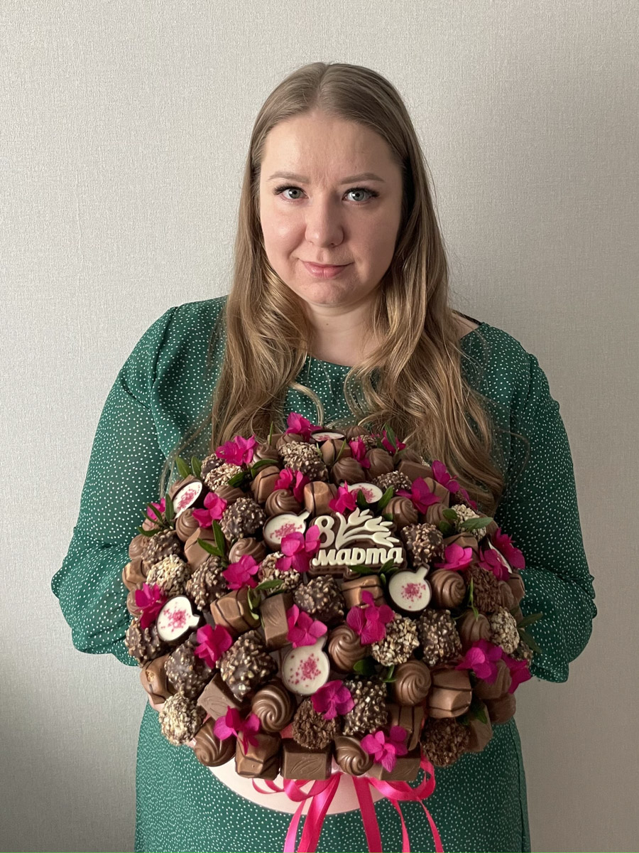 Букеты могут состоять не только из цветов. Например, владимирская рукодельница Ксения Гарист собирает шикарные композиции из сладостей, орехов и сухофруктов, солено-копченых деликатесов, морепродуктов. Не это ли идеальный подарок к предстоящим праздникам как для дам, так и для представителей сильного пола?