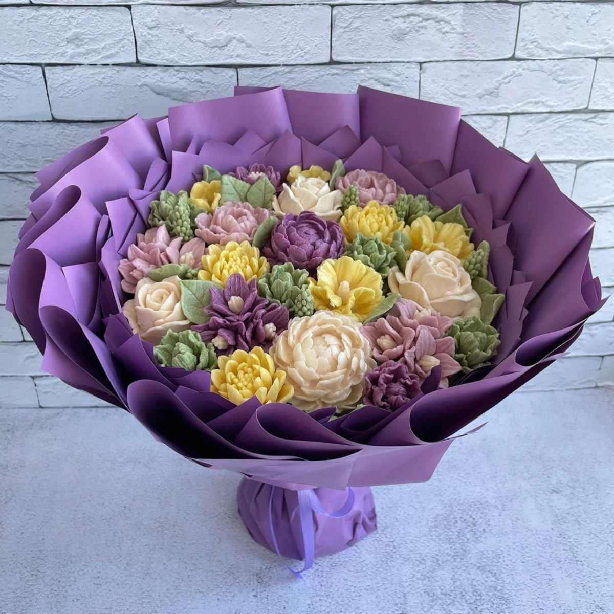 Букеты могут состоять не только из цветов. Например, владимирская рукодельница Ксения Гарист собирает шикарные композиции из сладостей, орехов и сухофруктов, солено-копченых деликатесов, морепродуктов. Не это ли идеальный подарок к предстоящим праздникам как для дам, так и для представителей сильного пола?