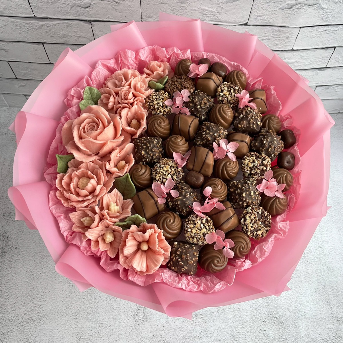 Букеты могут состоять не только из цветов. Например, владимирская рукодельница Ксения Гарист собирает шикарные композиции из сладостей, орехов и сухофруктов, солено-копченых деликатесов, морепродуктов. Не это ли идеальный подарок к предстоящим праздникам как для дам, так и для представителей сильного пола?