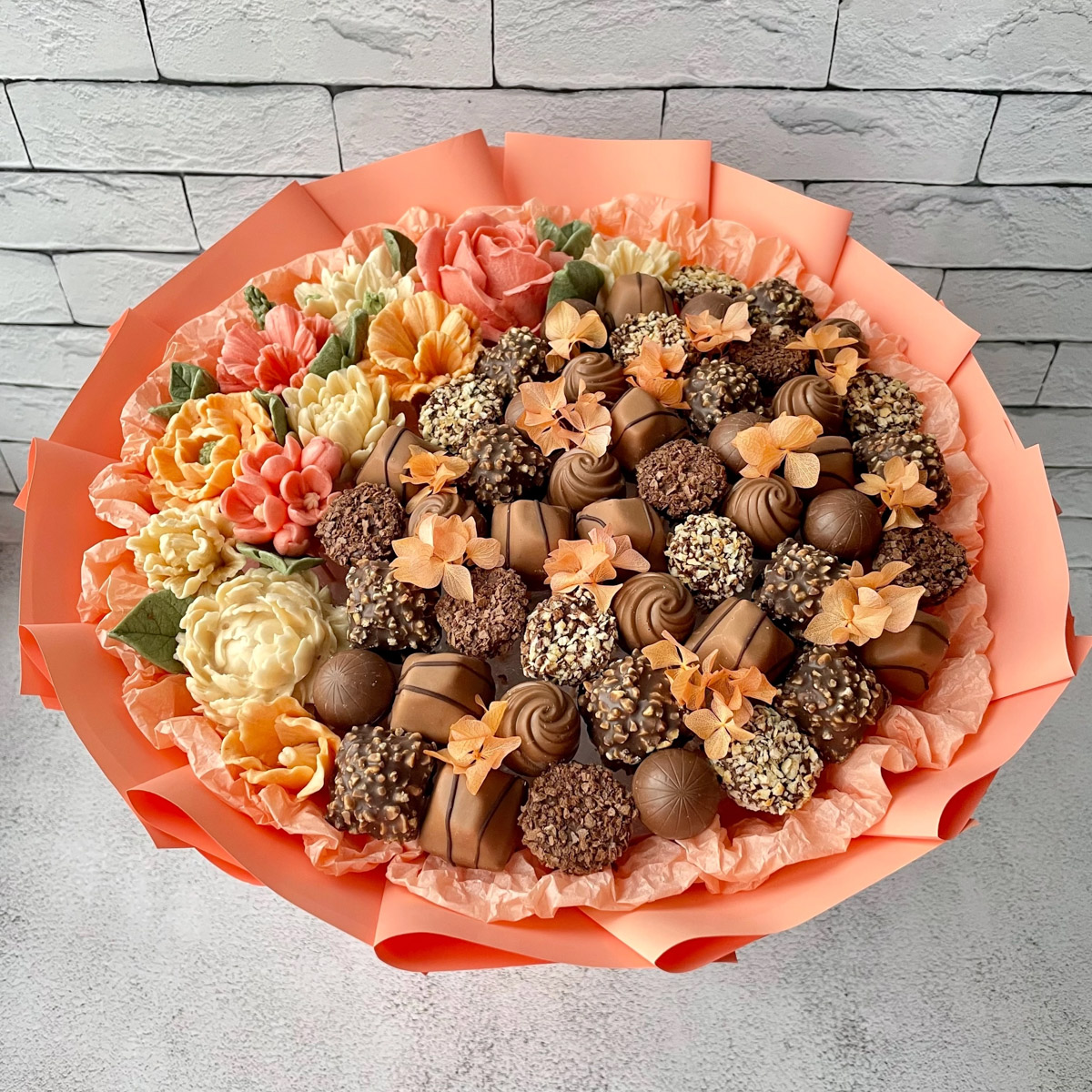 Букеты могут состоять не только из цветов. Например, владимирская рукодельница Ксения Гарист собирает шикарные композиции из сладостей, орехов и сухофруктов, солено-копченых деликатесов, морепродуктов. Не это ли идеальный подарок к предстоящим праздникам как для дам, так и для представителей сильного пола?